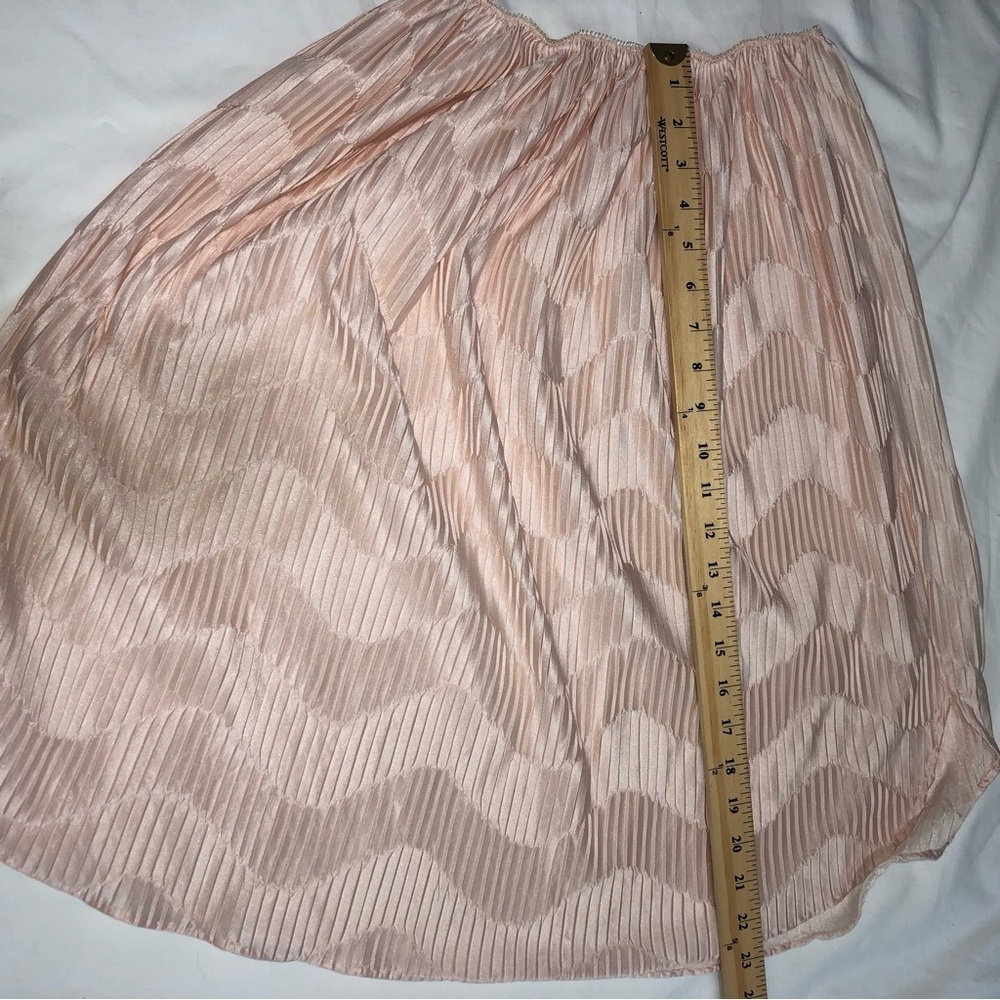 Vintage Half Slip Size M Made in USA Blush Peach Pink Crinkle Texture - Picture 8 of 8
